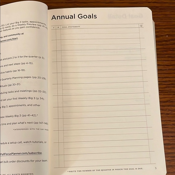 New Quarterly Planner - Michael Hyatt - Textured Cream Cover and Blue Bookmark - Picture 2 of 16